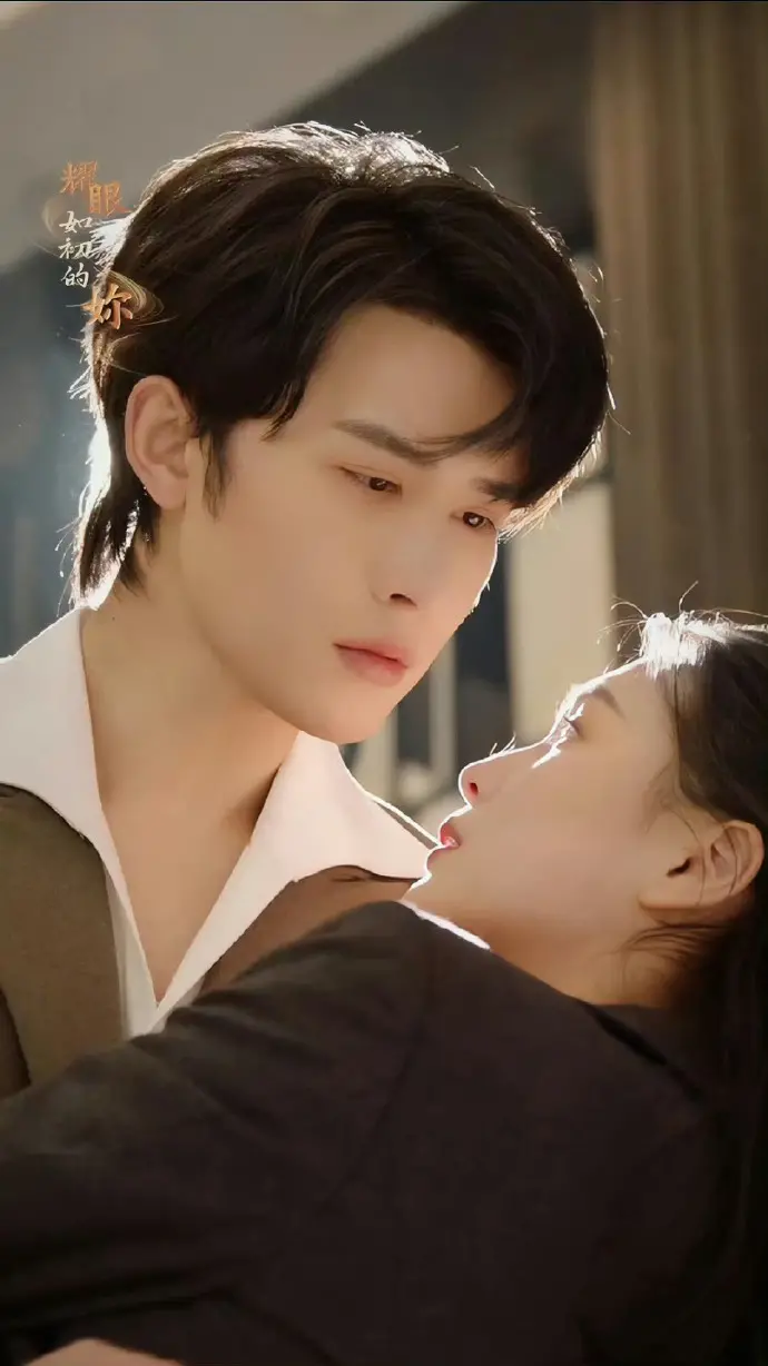 耀眼如初的你：青春与梦想交织的唯美爱情故事